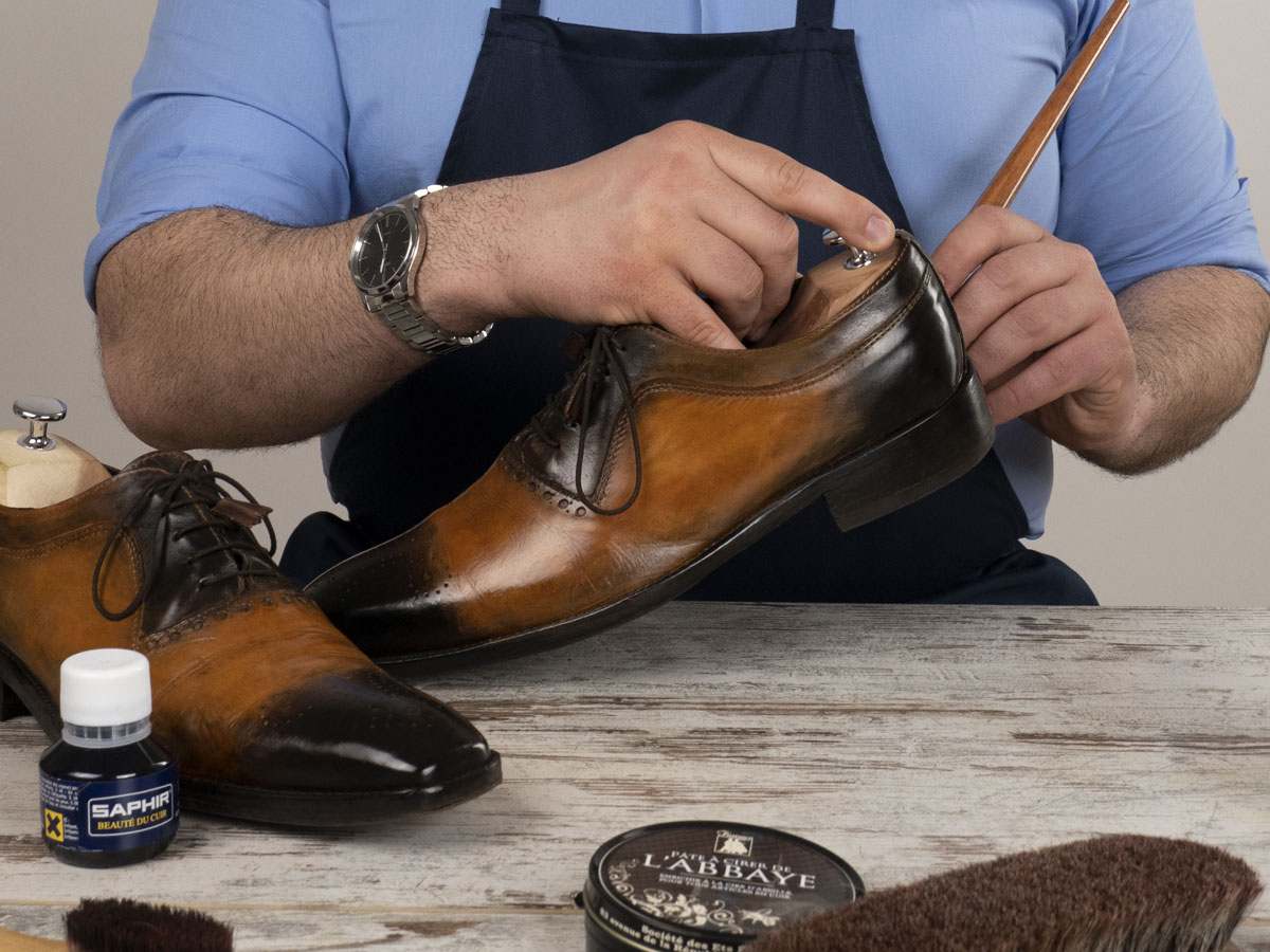 fase di lavoro 4 rifinitura della scarpa